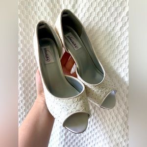 DYEABLES peep toe in Winter white. Size 9. Brand new. Dye any color you like!